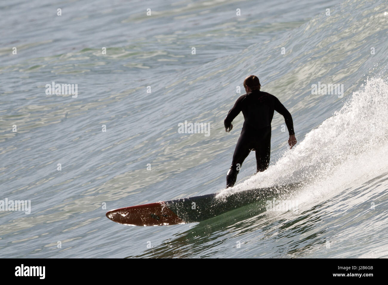 Surfer reiten Welle in Marokko Stockfoto