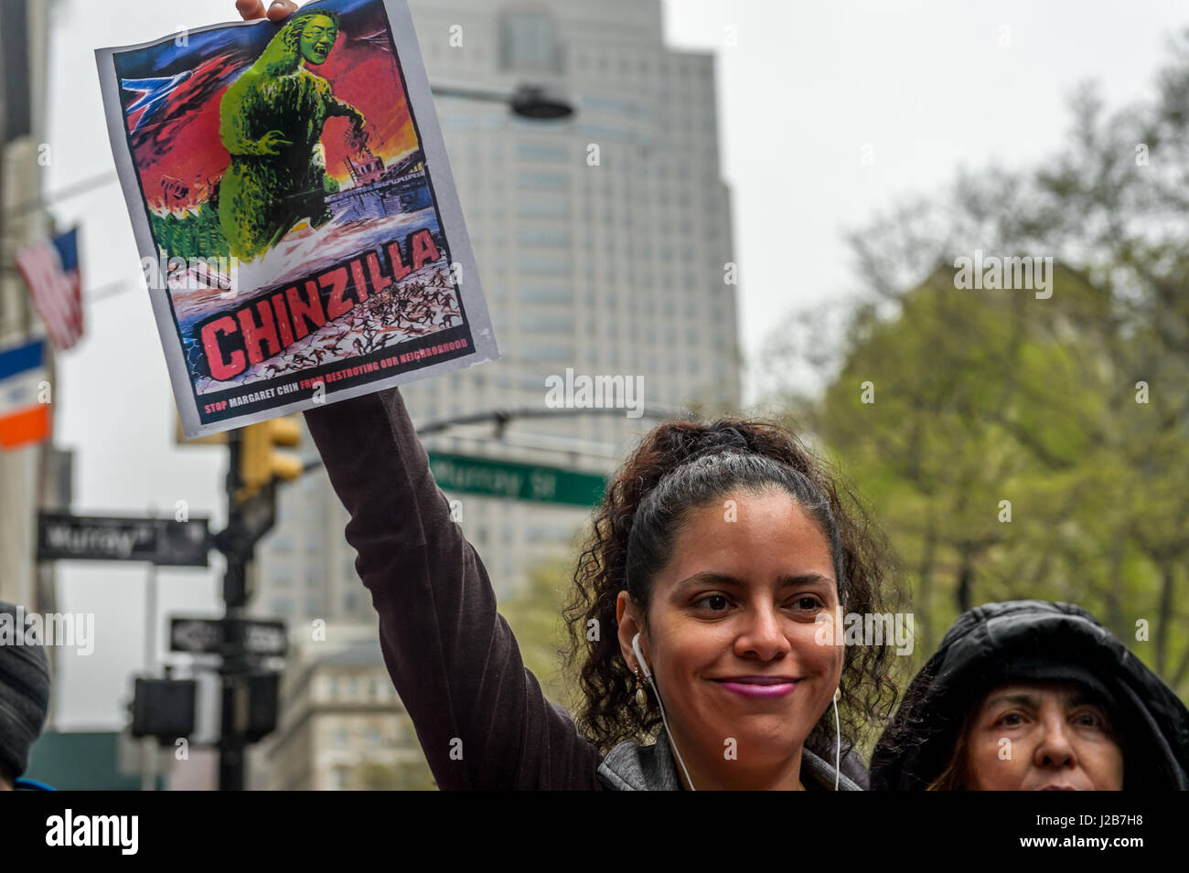 New York, Vereinigte Staaten von Amerika. 26. April 2017. Chinatown, Lower East Side und Lower Manhattan Bewohner und Arbeiter protestieren, NYC Rat Mitglied Margaret Chins spalterisch und destruktiven Umzonung und Land Richtlinien am 26. April 2017 vor dem Gebäude der New Yorker Stadtrat bei 250 Broadway Forderungen Rat Mitglied Chin für Absprachen mit Luxus-Entwickler Step-down verwenden. Bildnachweis: Erik McGregor/Pacific Press/Alamy Live-Nachrichten Stockfoto