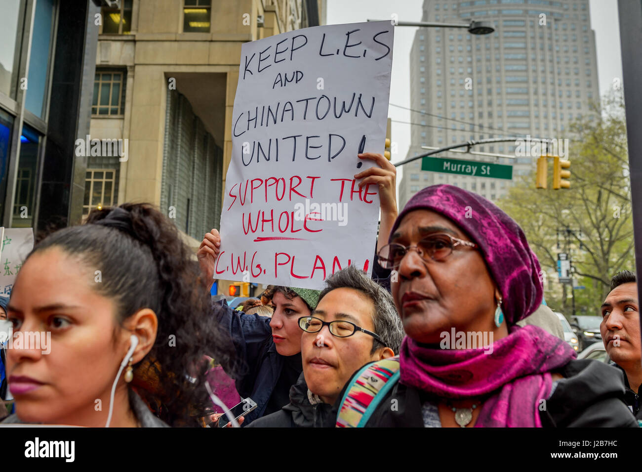 New York, Vereinigte Staaten von Amerika. 26. April 2017. Chinatown, Lower East Side und Lower Manhattan Bewohner und Arbeiter protestieren, NYC Rat Mitglied Margaret Chins spalterisch und destruktiven Umzonung und Land Richtlinien am 26. April 2017 vor dem Gebäude der New Yorker Stadtrat bei 250 Broadway Forderungen Rat Mitglied Chin für Absprachen mit Luxus-Entwickler Step-down verwenden. Bildnachweis: Erik McGregor/Pacific Press/Alamy Live-Nachrichten Stockfoto