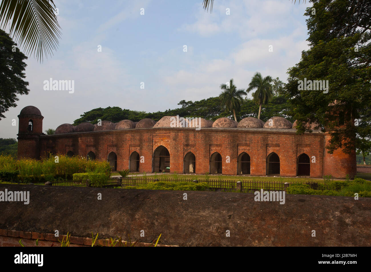 Die sechzig Kuppel Moschee oder Shaṭ Gombuj Moshjid auch bekannt als Shait Gambuj Moschee oder spricht Düsterberg Masjid, ein UNESCO-Weltkulturerbe. Bagerhat, Banglad Stockfoto