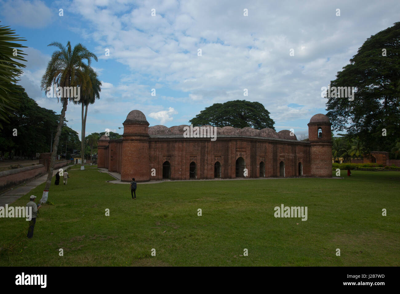 Die sechzig Kuppel Moschee oder Shaṭ Gombuj Moshjid auch bekannt als Shait Gambuj Moschee oder spricht Düsterberg Masjid, ein UNESCO-Weltkulturerbe. Bagerhat, Banglad Stockfoto