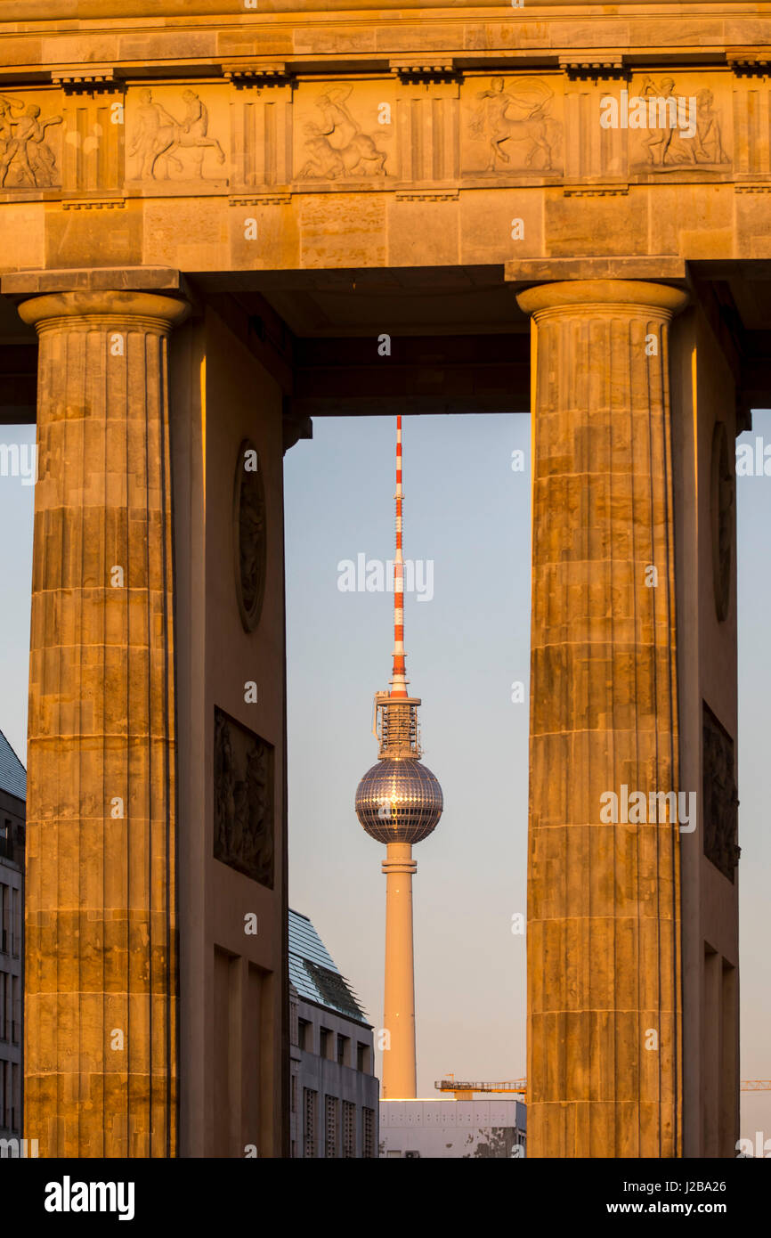 Das Brandenburger Tor in Berlin, Deutschland, Fernsehturm, Stockfoto