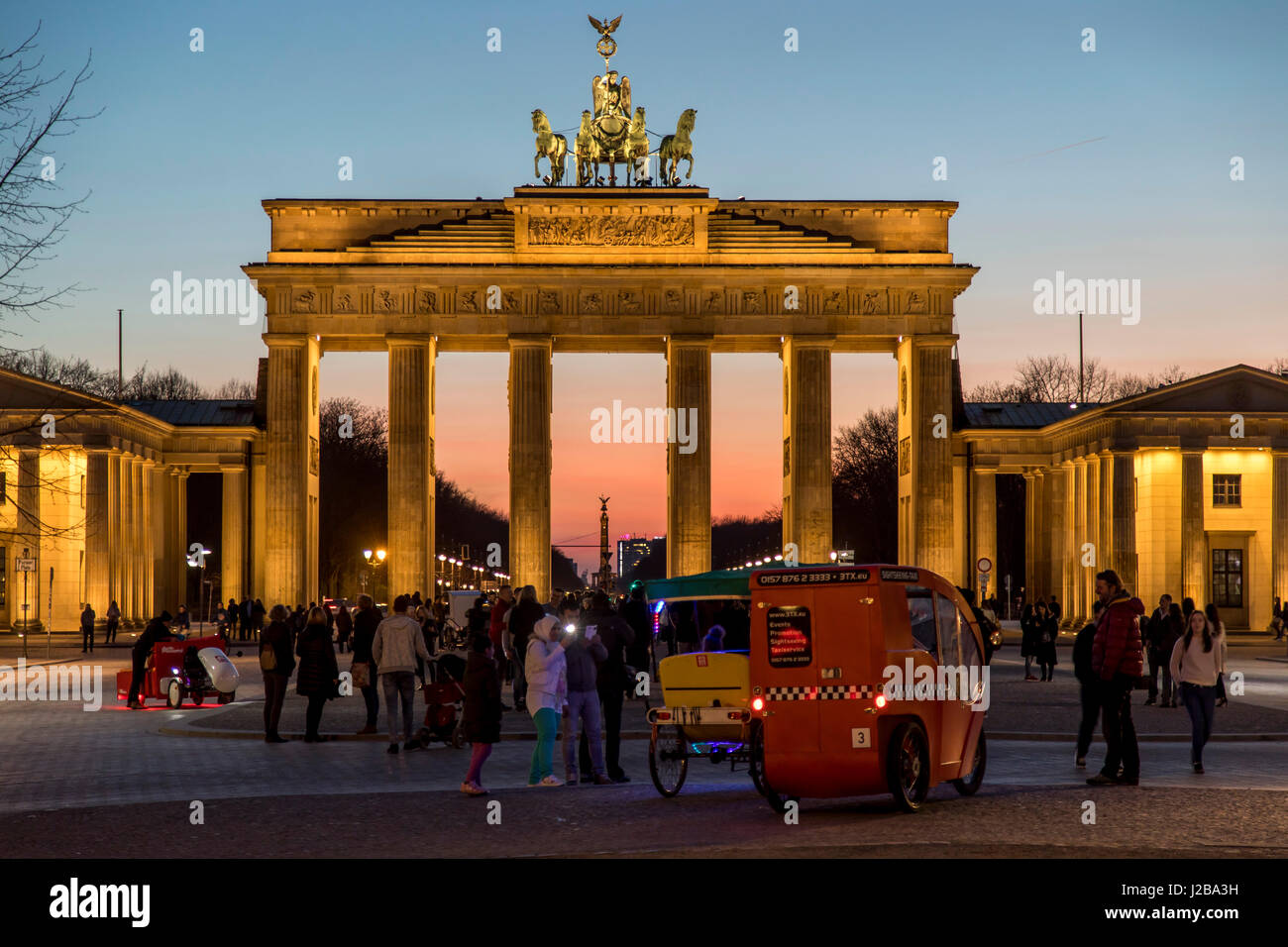 Das Brandenburger Tor in Berlin, Deutschland, u-Bahn-Eingang, Velo-Rikscha, Stockfoto