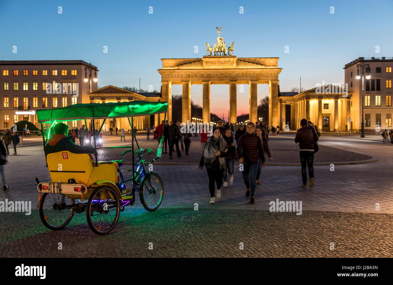 Das Brandenburger Tor in Berlin, Deutschland, u-Bahn-Eingang, Velo-Rikscha, Stockfoto