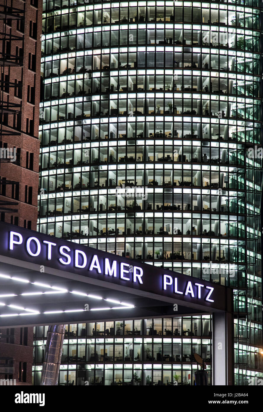 Berlin, Deutschland, Hauptsitz der Deutschen Bahn AG, Deutschland-Eisenbahn-Gesellschaft, in der Nacht, Hochhaus am Potsdamer Platz, Stockfoto