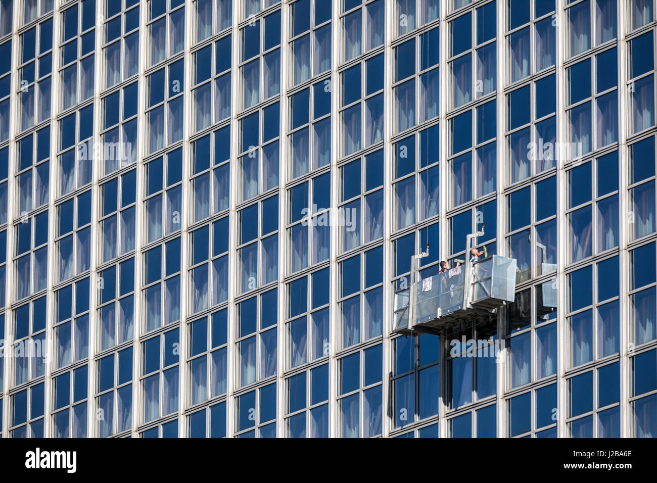 Berlin, Deutschland, Fensterputzer an der Fassade eines Hochhauses am Alexanderplatz, arbeiten in großer Höhe, Stockfoto