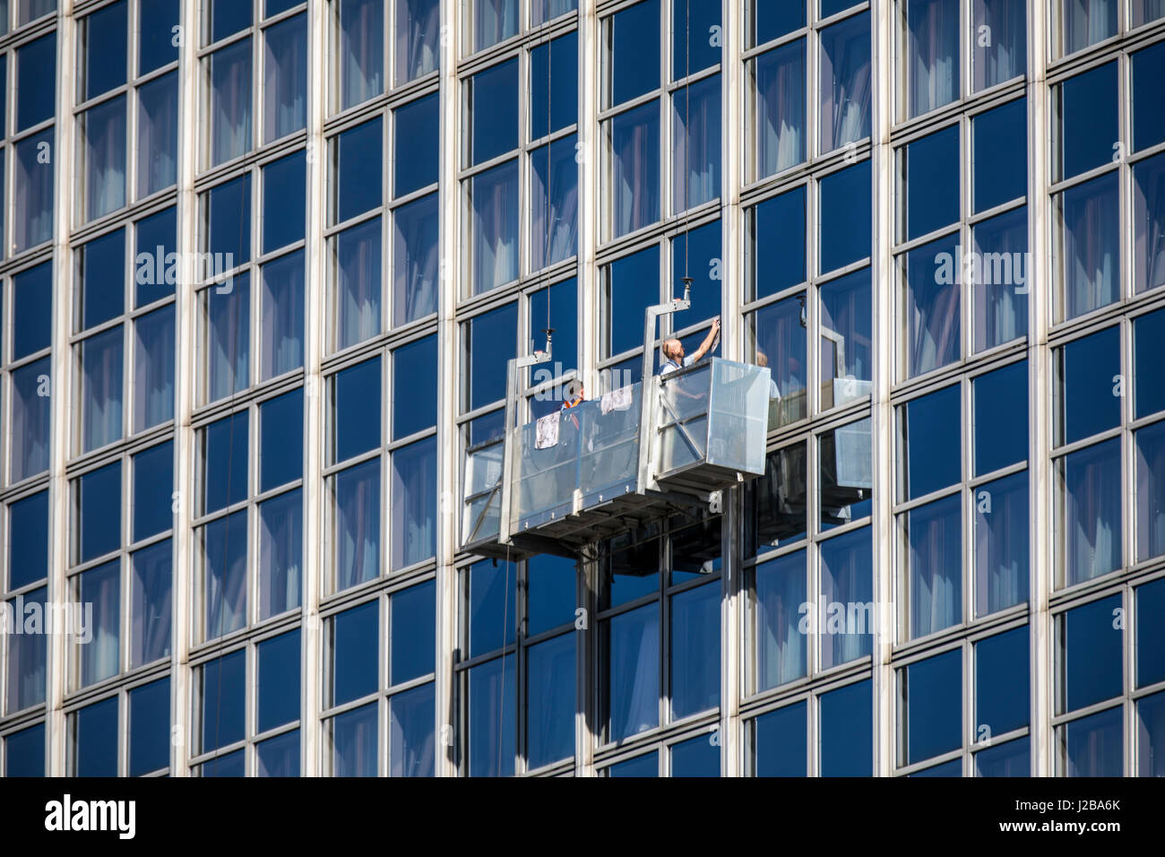 Berlin, Deutschland, Fensterputzer an der Fassade eines Hochhauses am Alexanderplatz, arbeiten in großer Höhe, Stockfoto