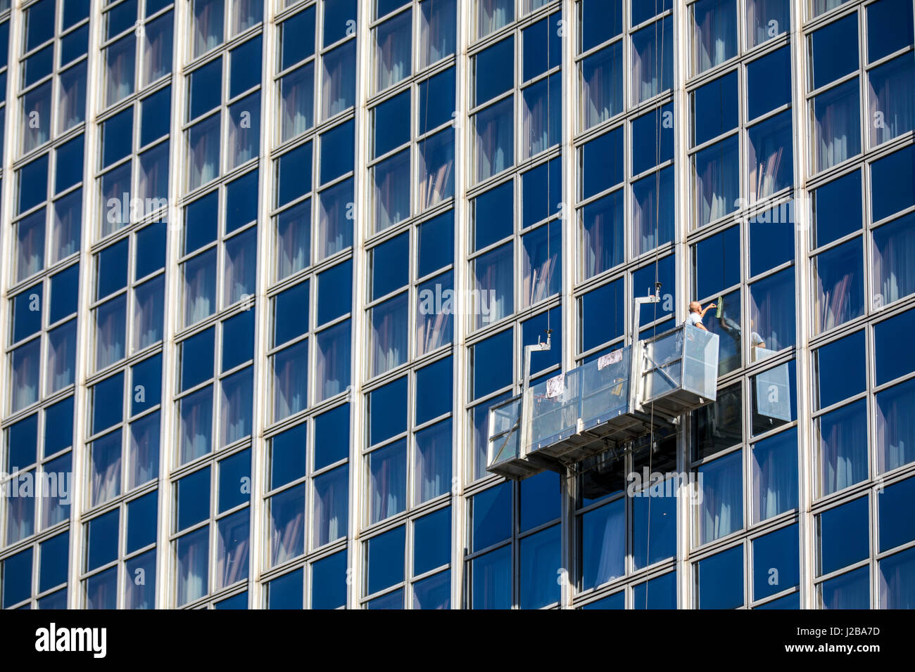 Berlin, Deutschland, Fensterputzer an der Fassade eines Hochhauses am ...