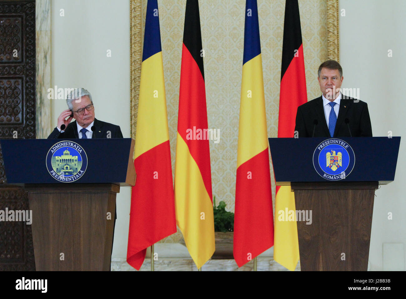 Bukarest, Rumänien, 20. Juni 2016: Der rumänische Präsident Klaus 26,13 (r) und der deutsche Präsident Joachim Gauck (l) in einer offiziellen Sitzung teilnehmen Stockfoto