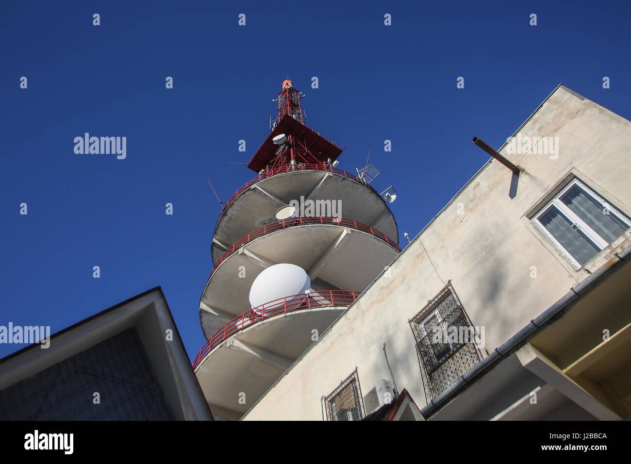 BRASOV, Rumänien, 28. Januar 2017: Communications Turm mit Mikrowelle Relais auf Tampa Berg, Brasov. Stockfoto