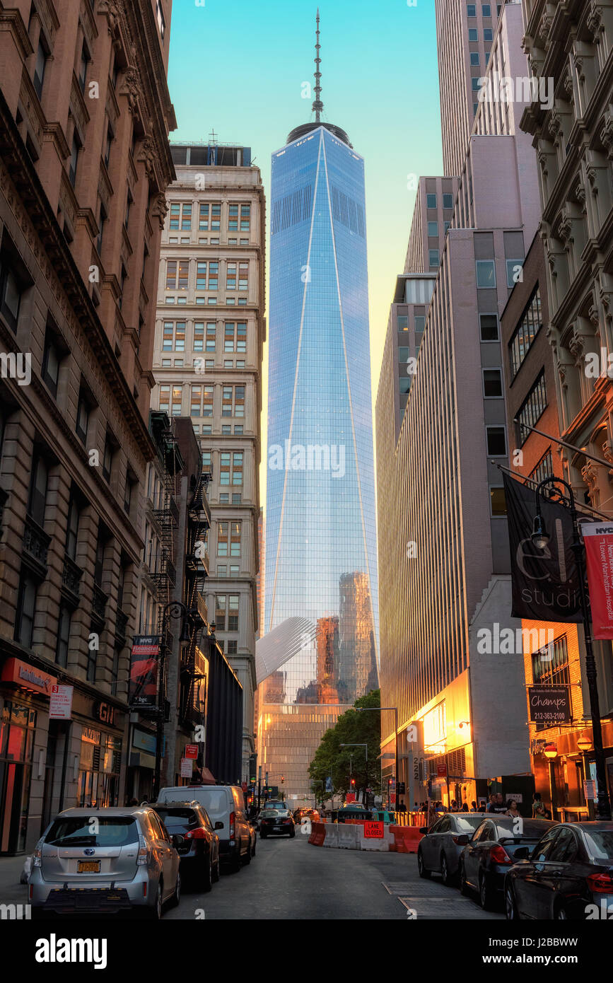 Sonnenuntergang in Manhattan und One World Trade Center von der Straße in New York City. Stockfoto