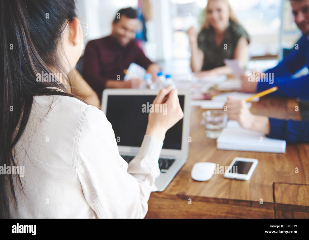 Business-Frau führt einen zufälligen Begegnung Stockfoto