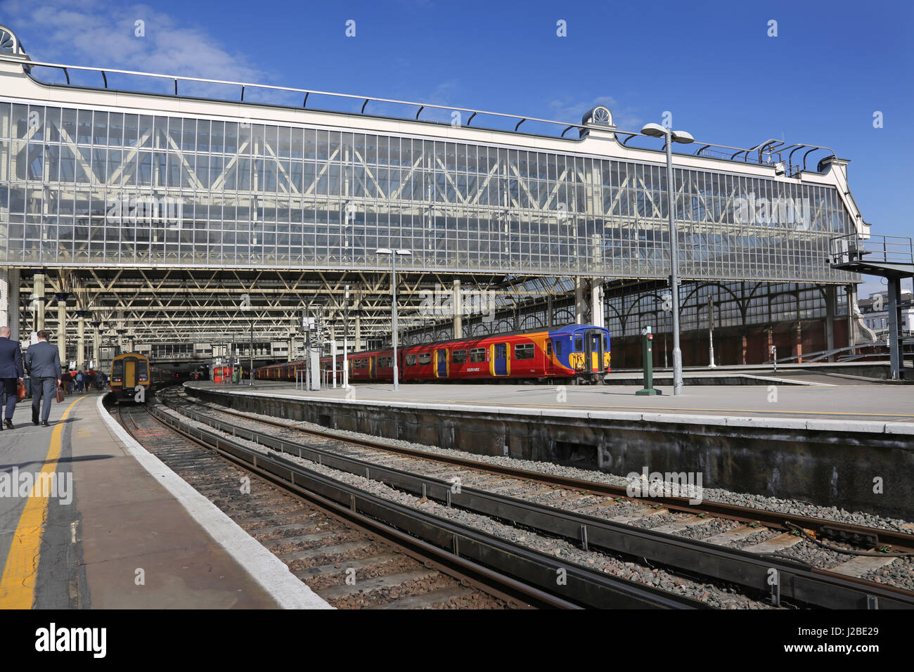 Waterloo Station, London, Großbritannien. Außenansicht der Bahnsteige 1–7 und des Dachdachs. Londons größter Bahnhof, der den Süden und Südwesten Englands bedient. Stockfoto