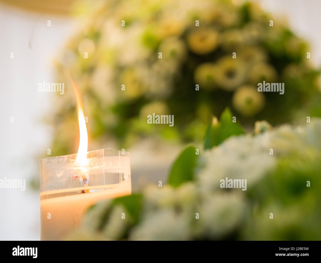 Kerze mit Blumen Hintergrund Stockfoto