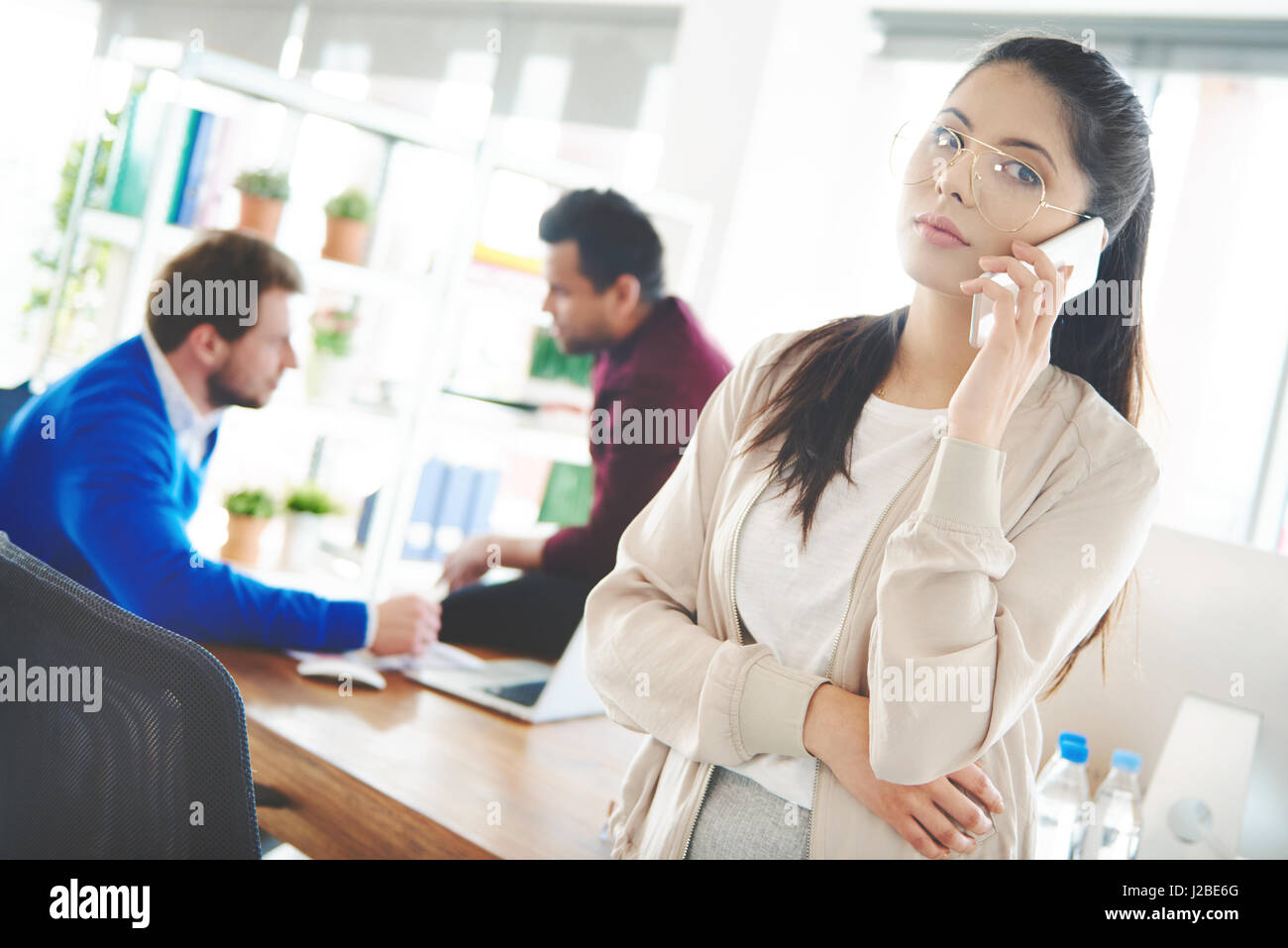 Geschäftige Menschen im modernen Büro Stockfoto