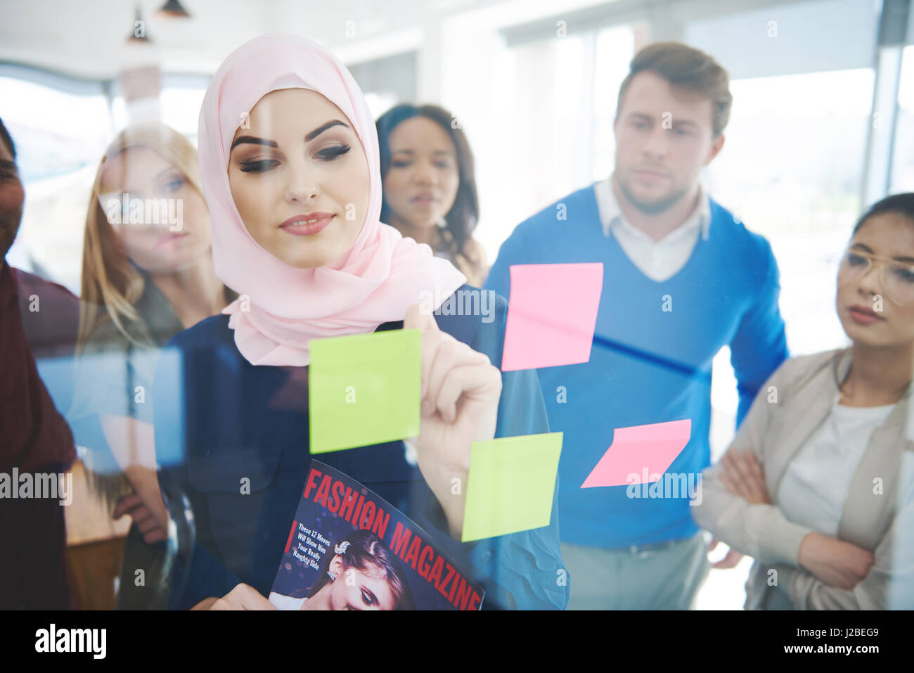 Muslimische Geschäftsfrau verwalten die Sitzung Stockfoto