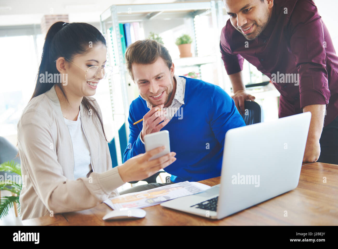 Geschäftsleute, die per Funk-Technologie Stockfoto