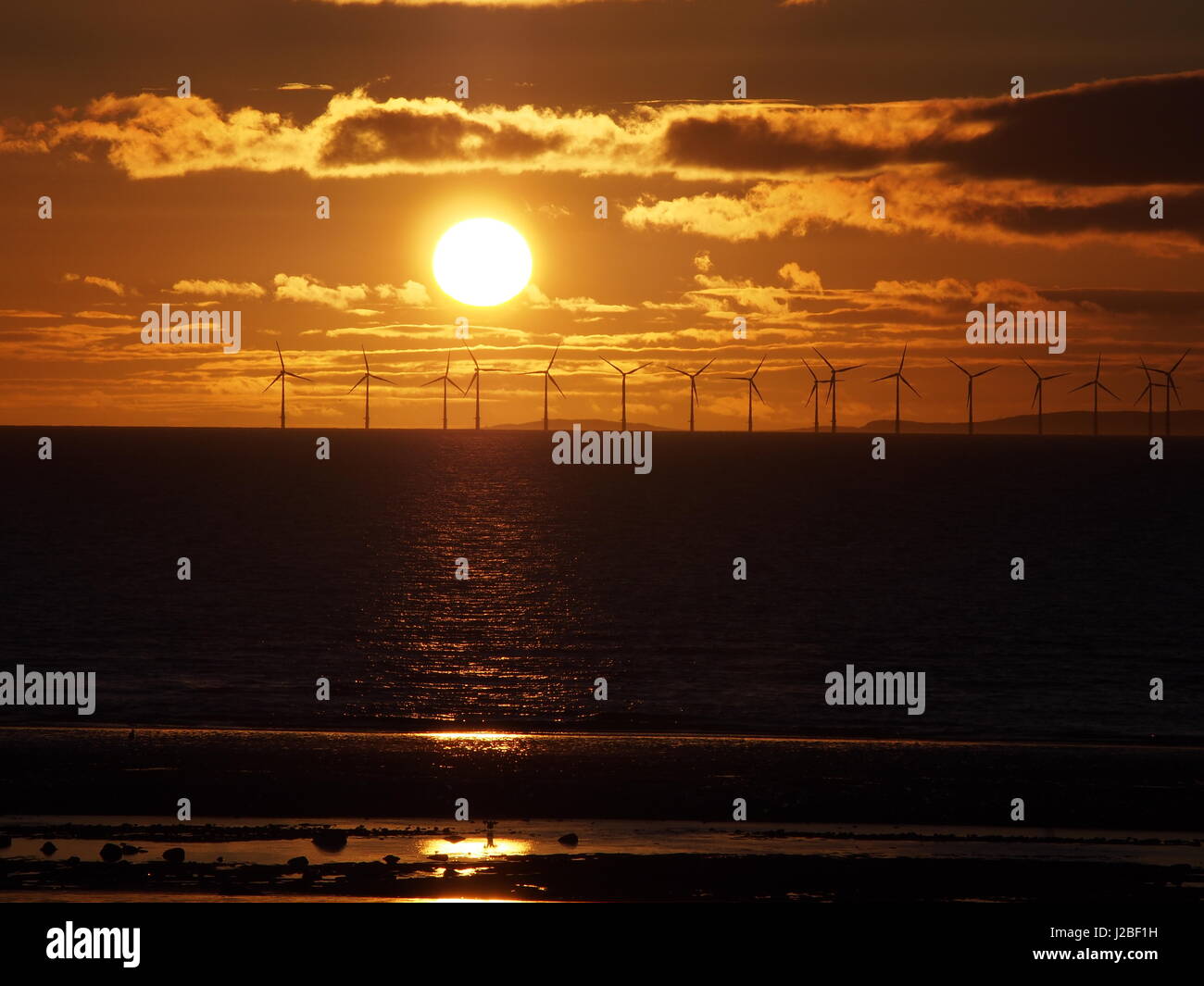 Solway Sonnenuntergang über "Robin Rigg Offshore-windfarm, Cumbria, Vereinigtes Königreich Stockfoto