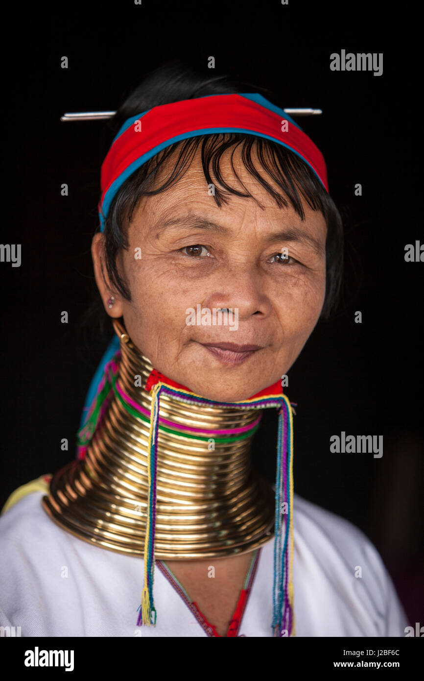 Myanmar, Inle-See. Frau mit langem Hals. Kredit als: Jim Zuckerman / Jaynes Galerie / DanitaDelimont.com Stockfoto