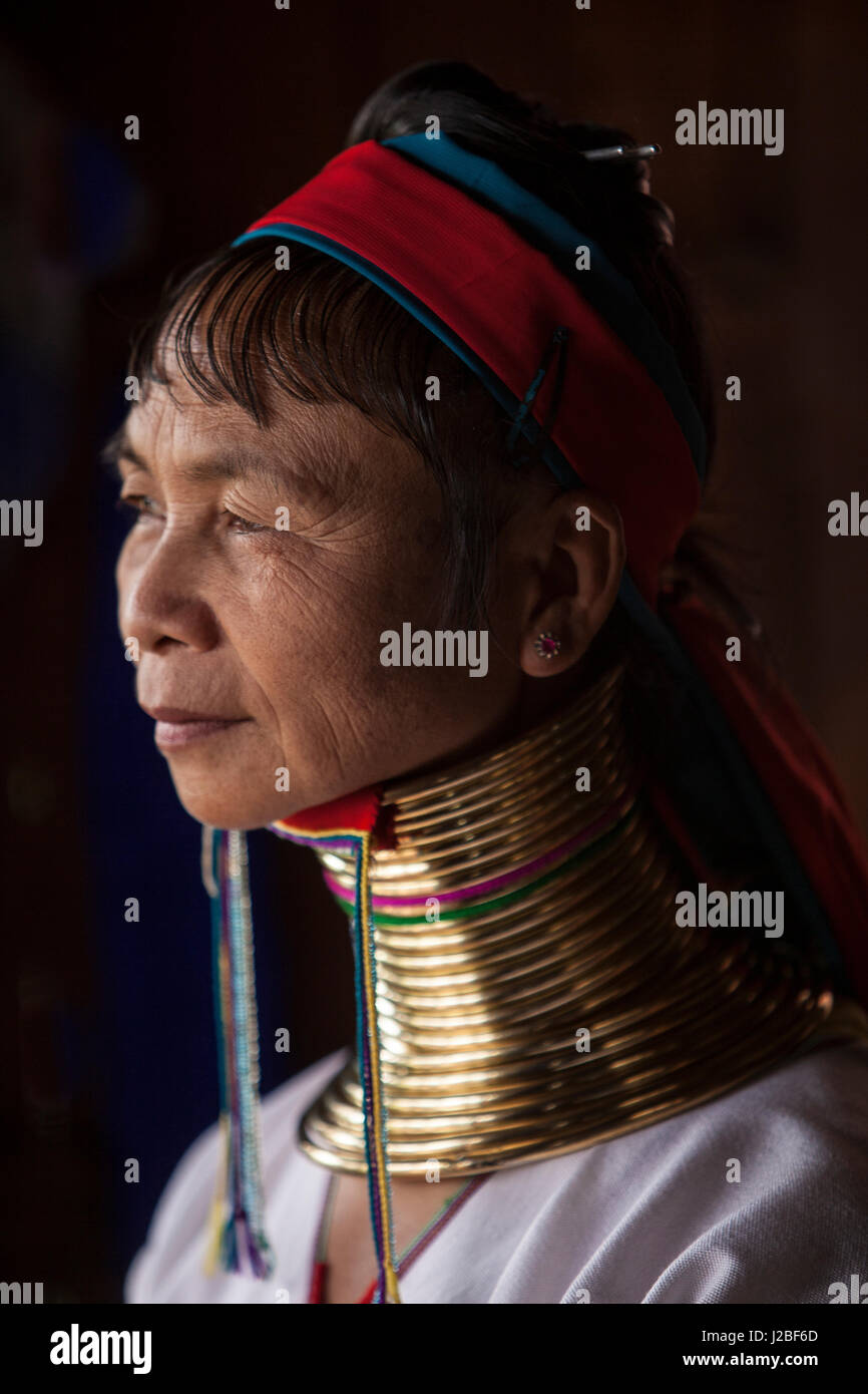 Myanmar, Inle-See. Frau mit langem Hals. Kredit als: Jim Zuckerman / Jaynes Galerie / DanitaDelimont.com Stockfoto