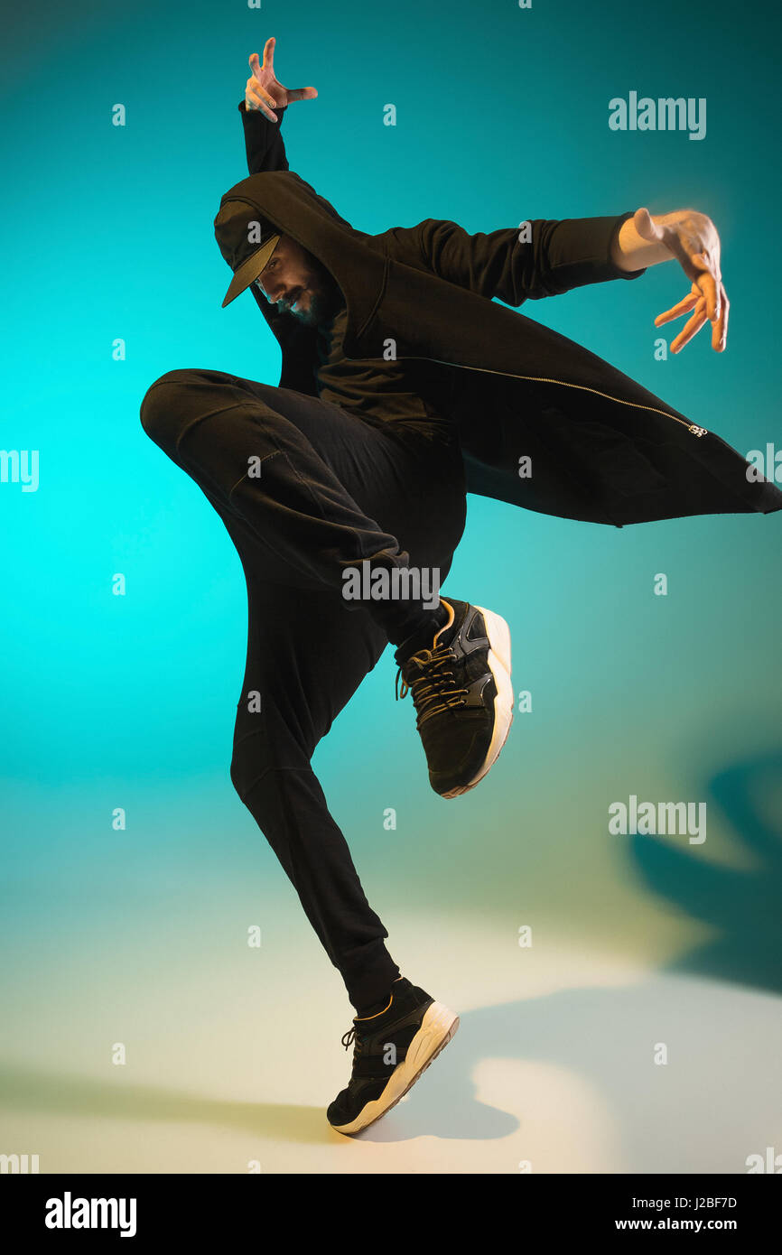 Die Silhouette von einem Hip-Hop-männliche Pause Tänzer tanzen auf farbigen Hintergrund Stockfoto