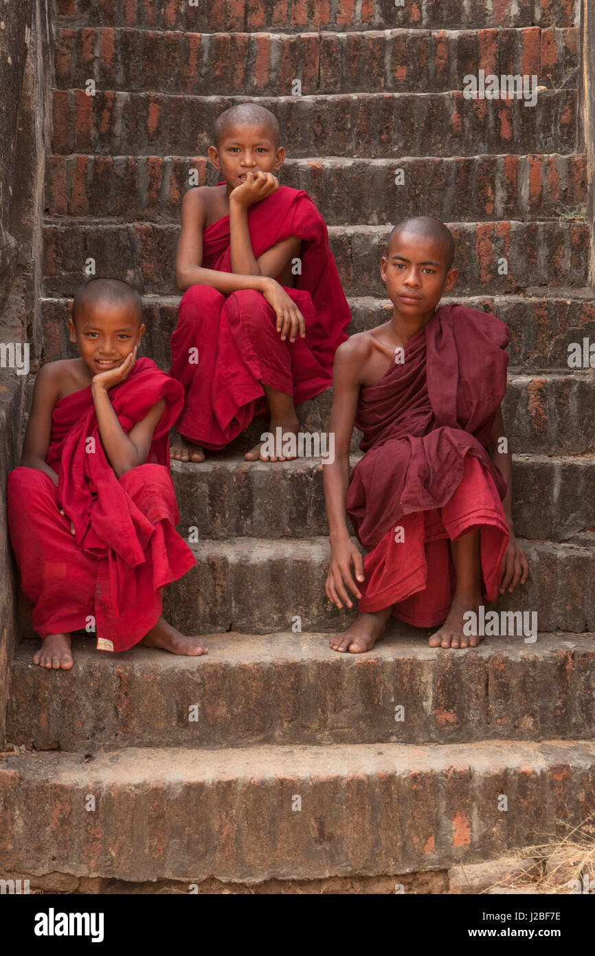 Myanmar, Mandalay. Junge Novizen im Tempel Treppen. Kredit als: Jim Zuckerman / Jaynes Galerie / DanitaDelimont.com Stockfoto