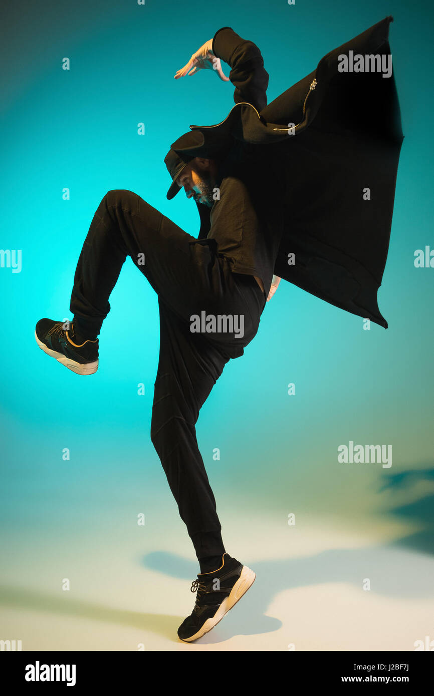 Die Silhouette von einem Hip-Hop-männliche Pause Tänzer tanzen auf farbigen Hintergrund Stockfoto