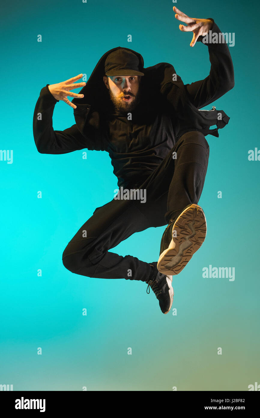 Die Silhouette von einem Hip-Hop-männliche Pause Tänzer tanzen auf farbigen Hintergrund Stockfoto