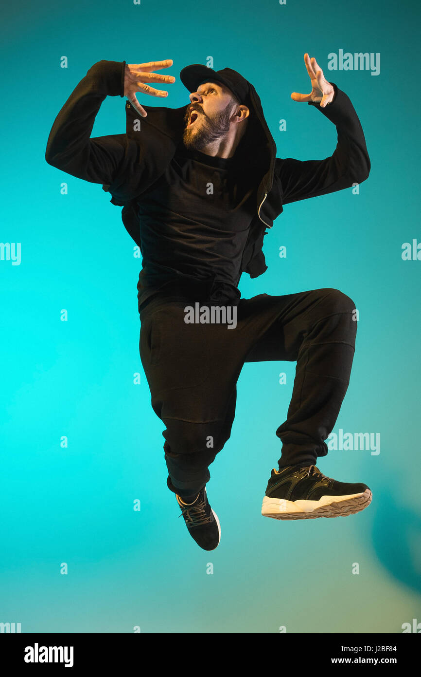 Die Silhouette von einem Hip-Hop-männliche Pause Tänzer tanzen auf farbigen Hintergrund Stockfoto