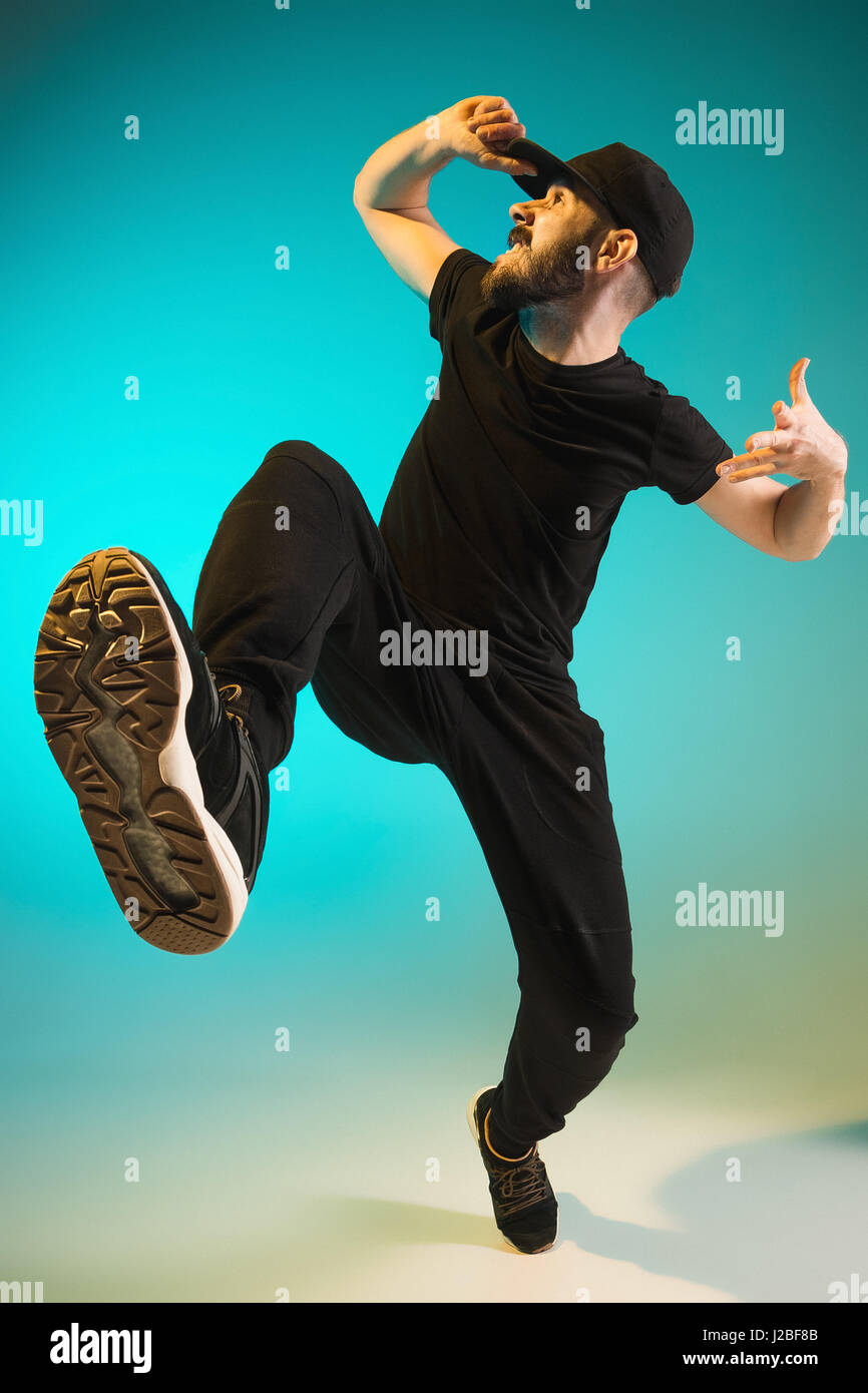 Die Silhouette von einem Hip-Hop-männliche Pause Tänzer tanzen auf farbigen Hintergrund Stockfoto
