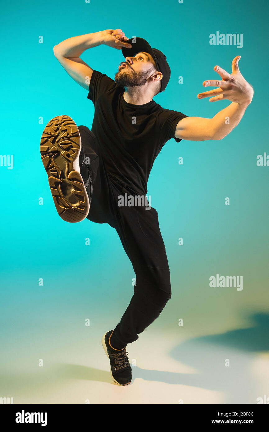 Die Silhouette von einem Hip-Hop-männliche Pause Tänzer tanzen auf farbigen Hintergrund Stockfoto