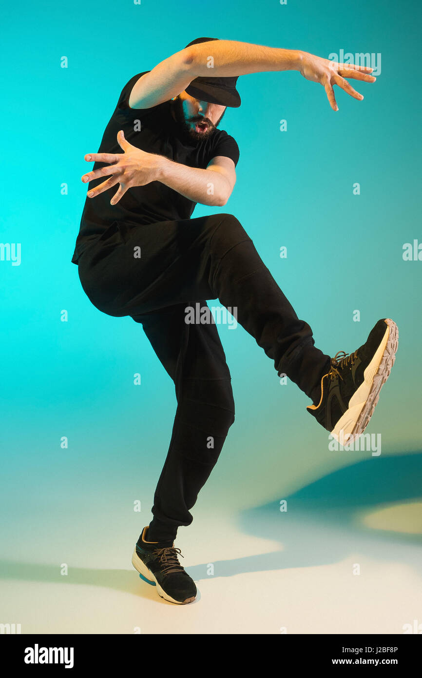 Die Silhouette von einem Hip-Hop-männliche Pause Tänzer tanzen auf farbigen Hintergrund Stockfoto