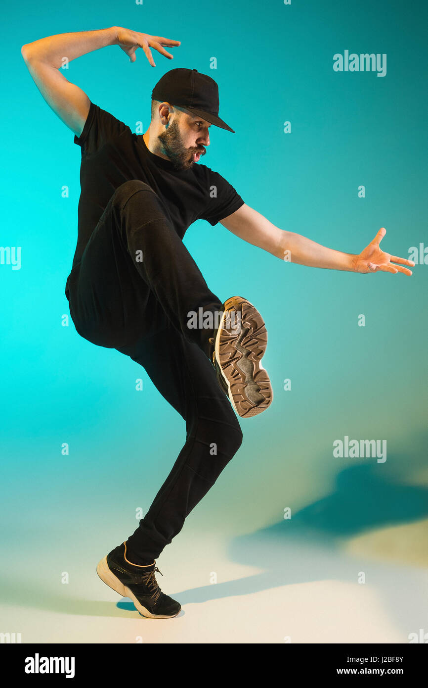 Die Silhouette von einem Hip-Hop-männliche Pause Tänzer tanzen auf farbigen Hintergrund Stockfoto