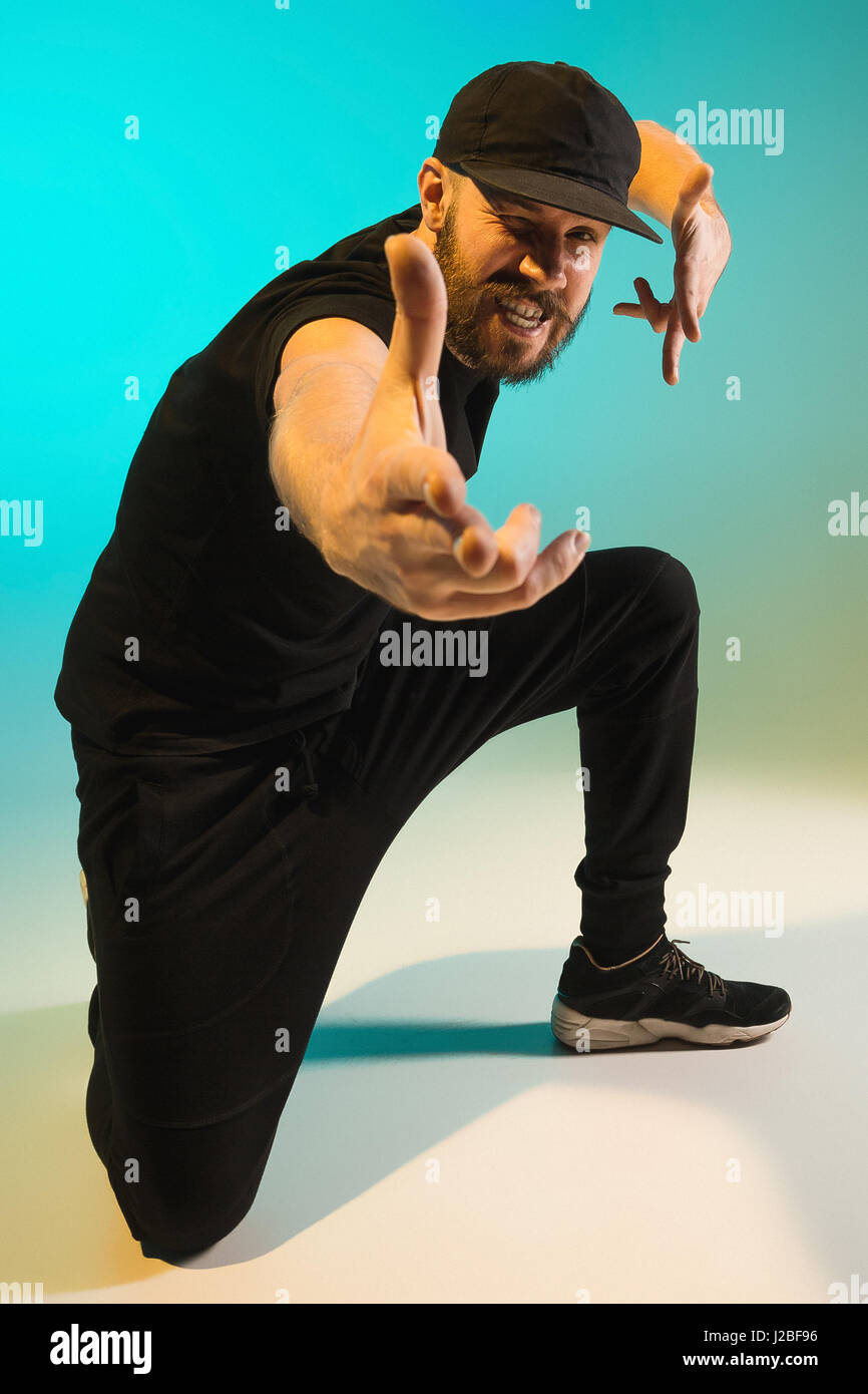 Die Silhouette von einem Hip-Hop-männliche Pause Tänzer tanzen auf farbigen Hintergrund Stockfoto