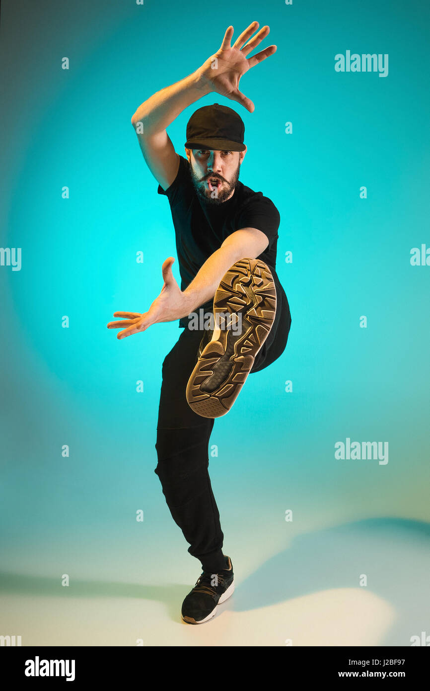 Die Silhouette von einem Hip-Hop-männliche Pause Tänzer tanzen auf farbigen Hintergrund Stockfoto