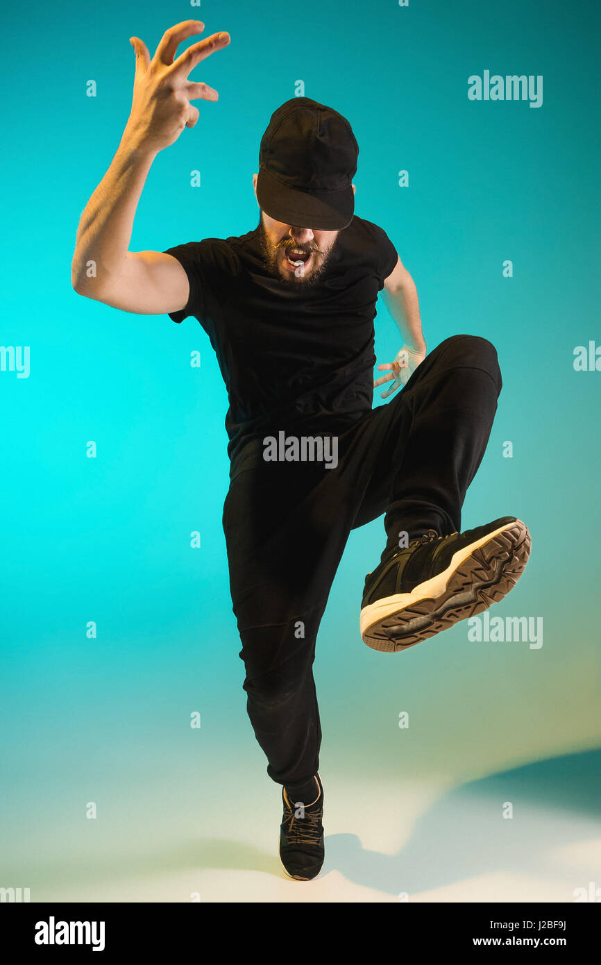 Die Silhouette von einem Hip-Hop-männliche Pause Tänzer tanzen auf farbigen Hintergrund Stockfoto
