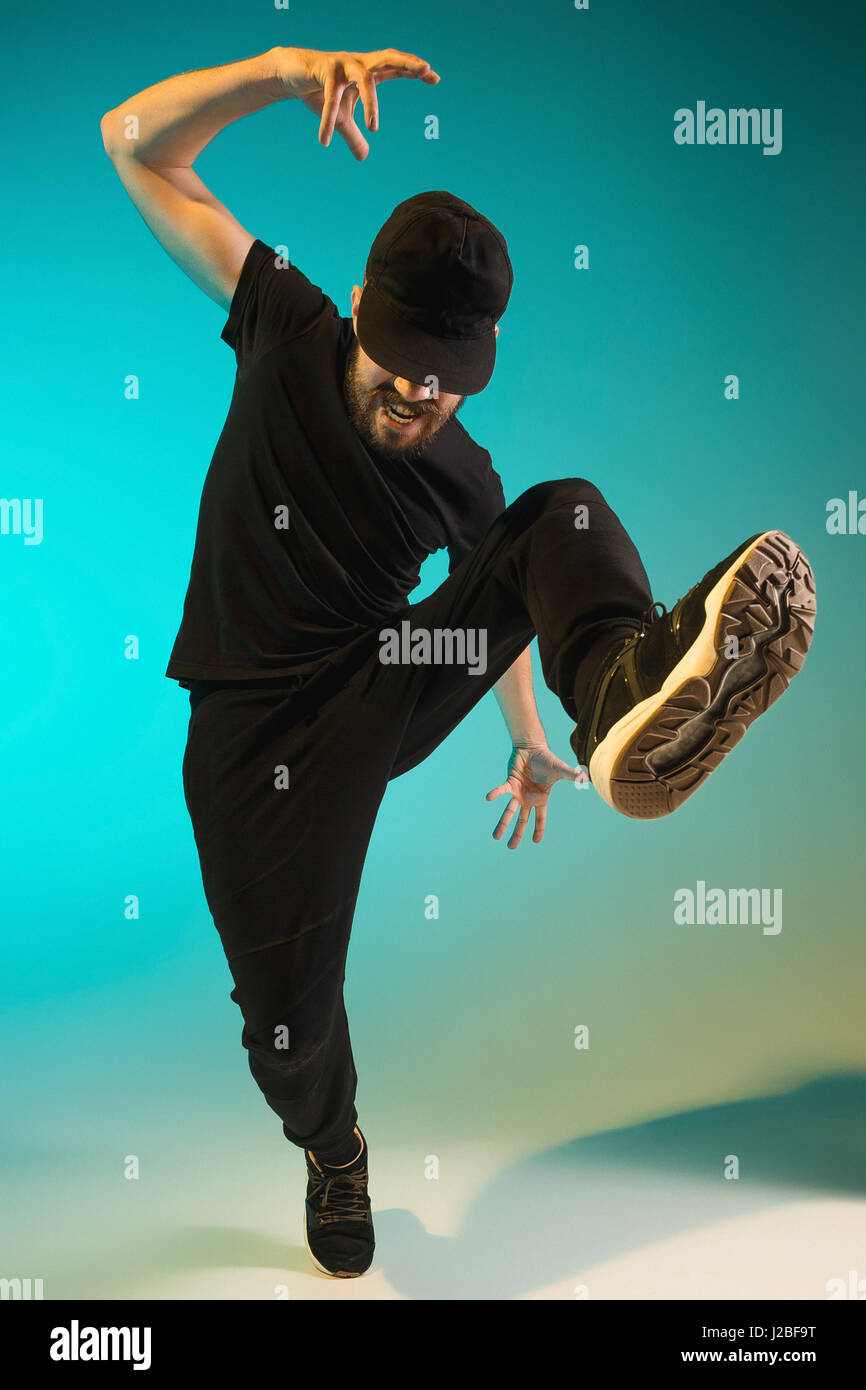 Die Silhouette von einem Hip-Hop-männliche Pause Tänzer tanzen auf farbigen Hintergrund Stockfoto