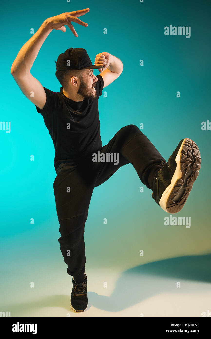 Die Silhouette von einem Hip-Hop-männliche Pause Tänzer tanzen auf farbigen Hintergrund Stockfoto
