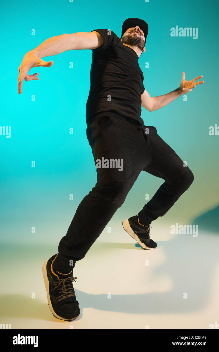 Die Silhouette von einem Hip-Hop-männliche Pause Tänzer tanzen auf farbigen Hintergrund Stockfoto