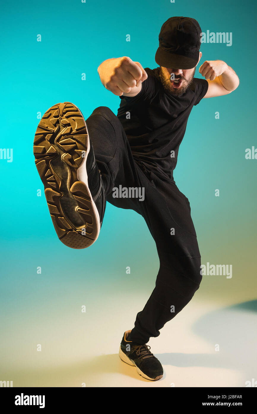 Die Silhouette von einem Hip-Hop-männliche Pause Tänzer tanzen auf farbigen Hintergrund Stockfoto