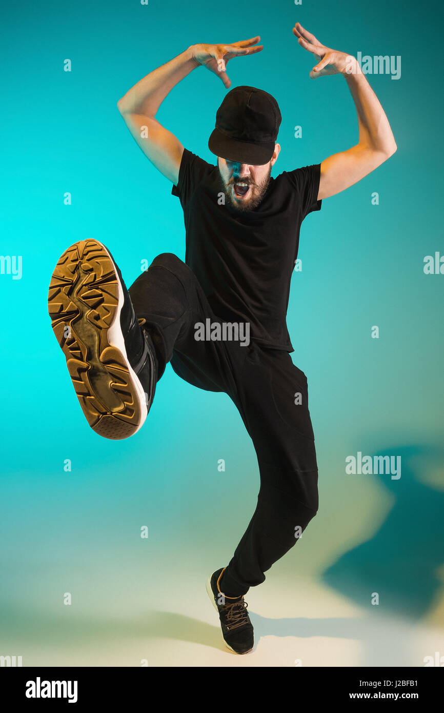 Die Silhouette von einem Hip-Hop-männliche Pause Tänzer tanzen auf farbigen Hintergrund Stockfoto