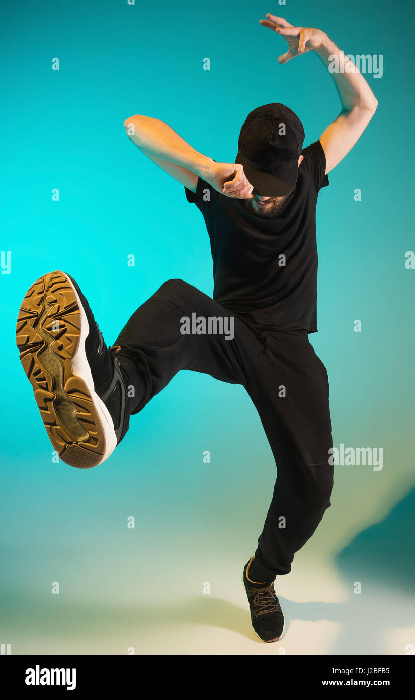 Die Silhouette von einem Hip-Hop-männliche Pause Tänzer tanzen auf farbigen Hintergrund Stockfoto