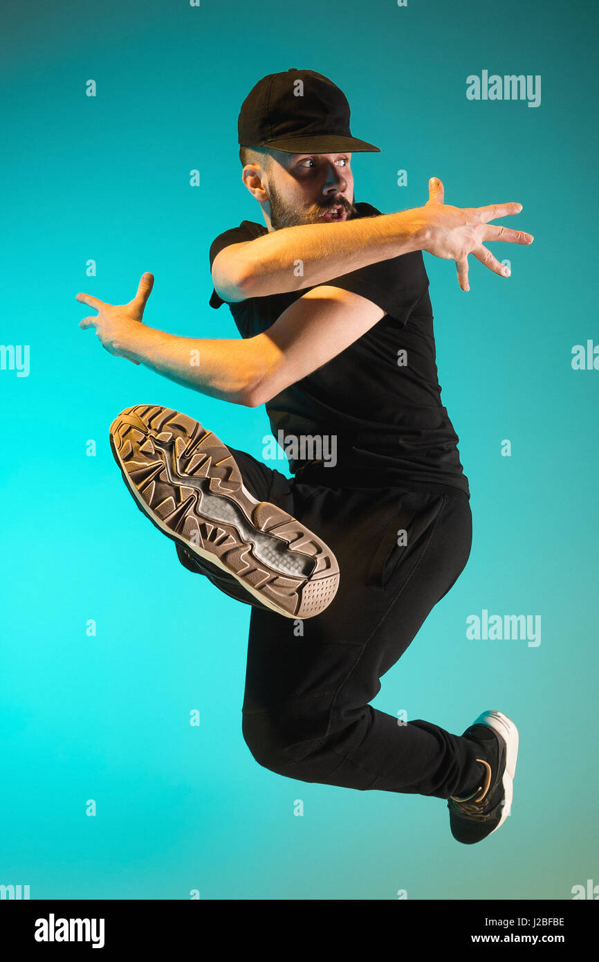 Die Silhouette von einem Hip-Hop-männliche Pause Tänzer tanzen auf farbigen Hintergrund Stockfoto