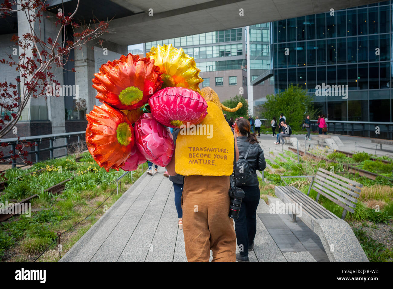 Die brasilianische Künstlerin, André Feliciano bekannt als die "Kunst-Gärtner" Spaziergänge auf der High Line Park in New York auf Sonntag, 23. April 2017 Verteilung von Luftballons und Blumen, Passanten in seinem Performance-Kunst-Stück, die Floraissance-Parade. Die Floraissance ist eine Kunstrichtung, erstellt von Feliciano basiert auf der Idee, dass zeitgenössische kann nicht beschreiben, Kunst nicht mehr und wir Kunst Einzug in die nächste Phase, wie Blumen, in der Floraissance wächst. (© Richard B. Levine) Stockfoto