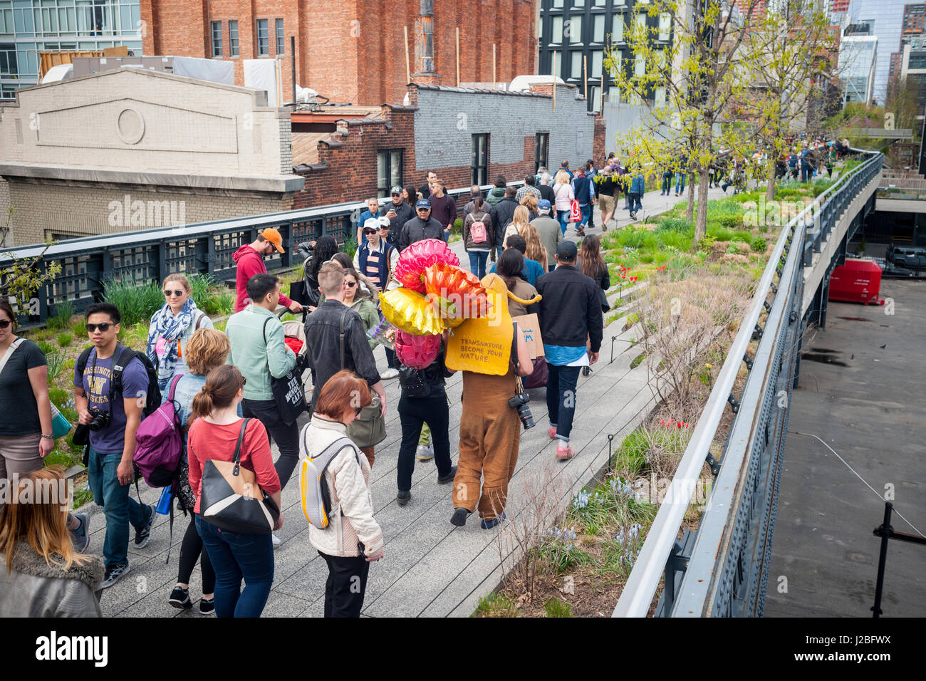 Die brasilianische Künstlerin, André Feliciano bekannt als die "Kunst-Gärtner" Spaziergänge auf der High Line Park in New York auf Sonntag, 23. April 2017 Verteilung von Luftballons und Blumen, Passanten in seinem Performance-Kunst-Stück, die Floraissance-Parade. Die Floraissance ist eine Kunstrichtung, erstellt von Feliciano basiert auf der Idee, dass zeitgenössische kann nicht beschreiben, Kunst nicht mehr und wir Kunst Einzug in die nächste Phase, wie Blumen, in der Floraissance wächst. (© Richard B. Levine) Stockfoto