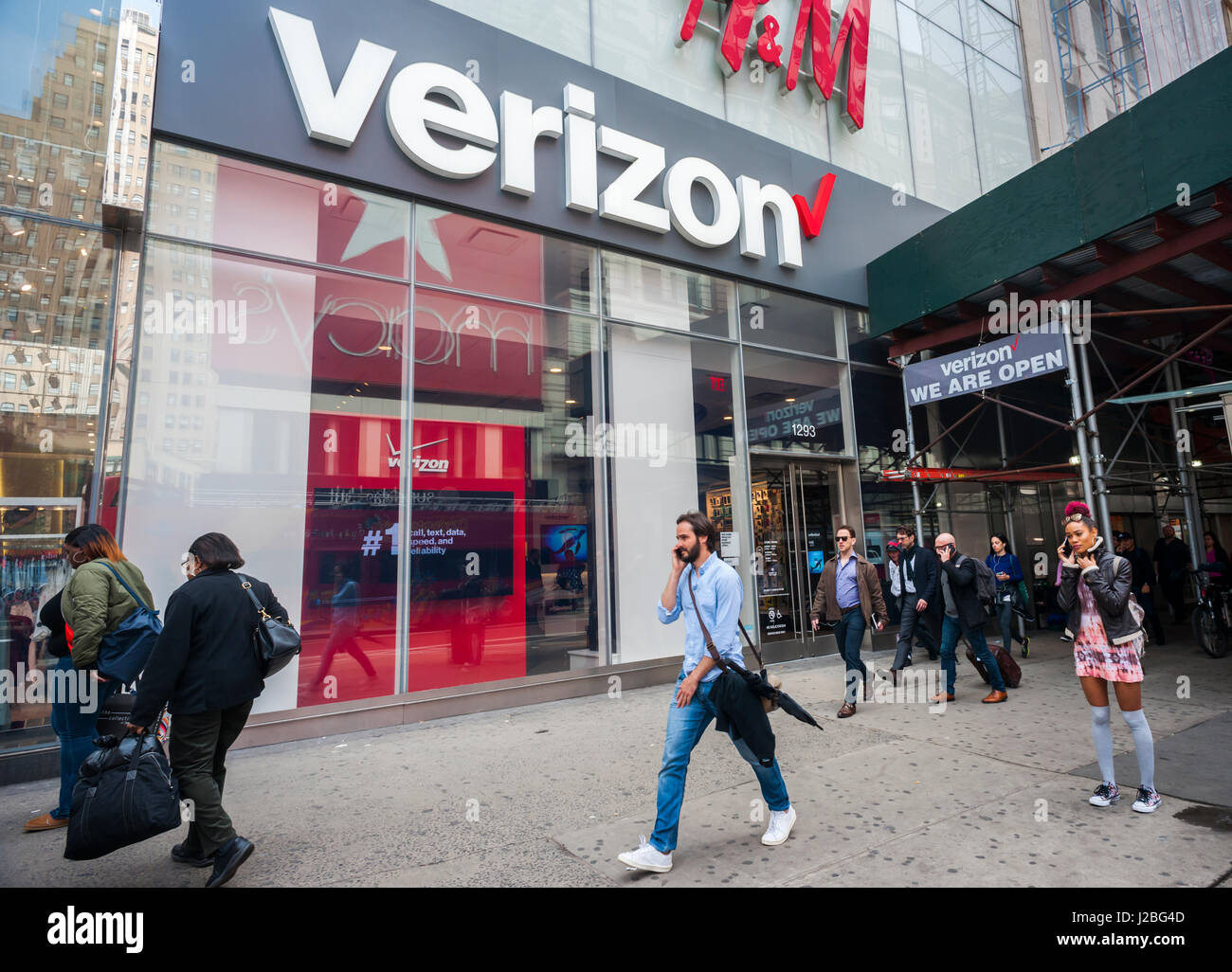 Verizon Wireless-Shop in New York bei Donnerstag, 20. April 2017.  Verizon berichtet seine allererste Verlust von Abonnenten im ersten Quartal als Verbraucher Links für andere Fördermaschinen. (© Richard B. Levine) Stockfoto