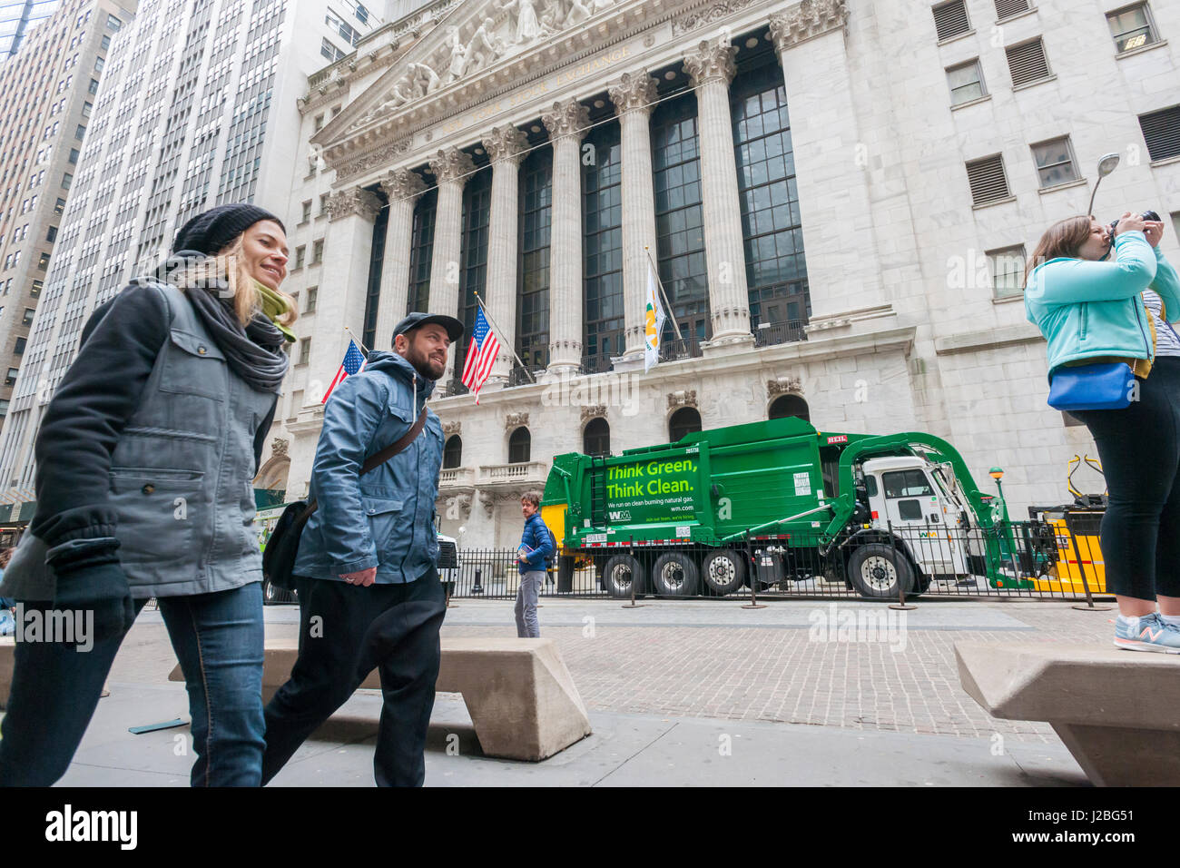 Abfall Management (WM) Fahrzeuge sind vor der New Yorker Börse auf Freitag, 21. April 2017 geparkt, als WM die Schlussglocke zur Feier des Earth Day klingelt. (© Richard B. Levine) Stockfoto