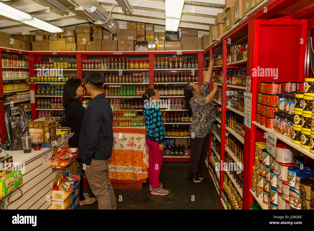 Menschen, die einkaufen, heiße Soße, scharfe Saucen, Bauern-Markt, 3rd Street und Fairfax Avenue, Los Angeles, Kalifornien Stockfoto