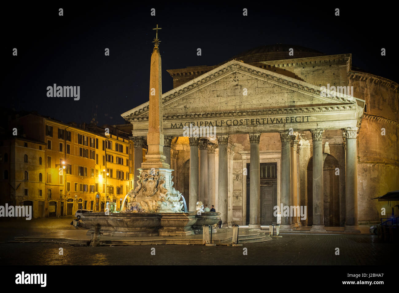 Pantheon in der Nacht mit Brunnen. Es ist eine der am besten erhaltenen antiken römischen