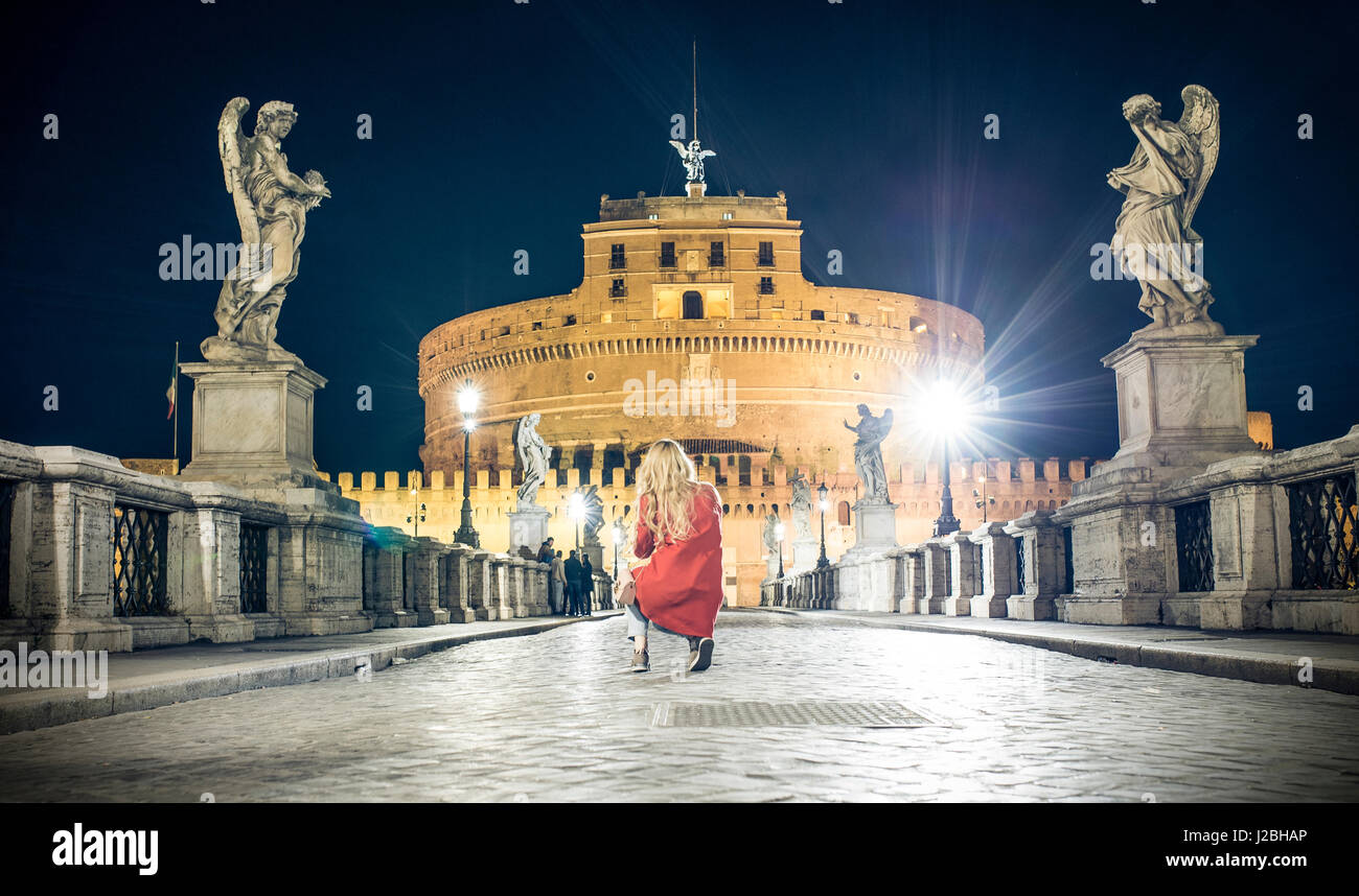 Eine Mädchen ist, Castel Sant'Angelo auf der Ponte Sant'Angelo Brücke über den Fluss Tiber (AD 135) fotografieren, Castel Sant'Angelo ist heute ein museum Stockfoto